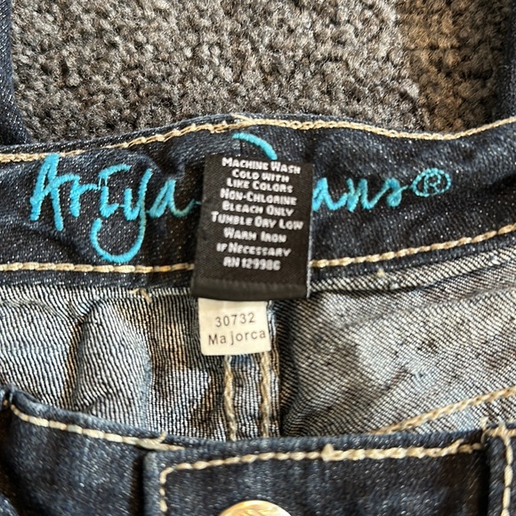 Ariya Distressed, Cropped Jeans - Picture 4 of 6